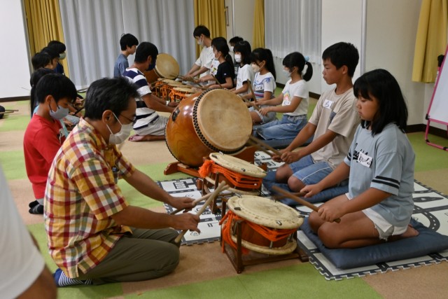 地域の大人と一緒に練習する子どもたち＝伊東市の八幡野コミュニティセンター