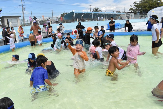 三島市の市営長伏プールの「お別れイベント」で水中宝探しを楽しむ子どもたち＝三島市長伏（３日）
