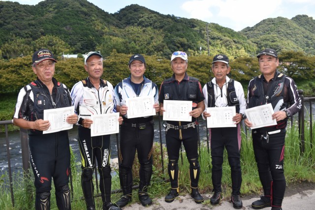 優勝の正木さん（左から３人目）ら上位入賞者＝河津町峰
