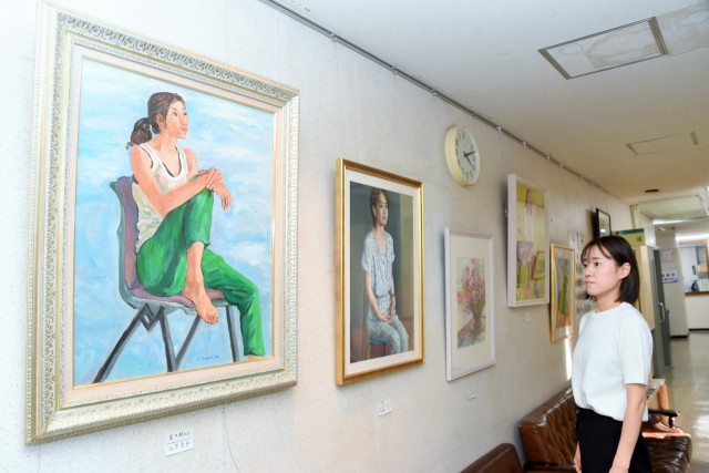 人物画の力作が並ぶ修善寺絵画クラブの展示＝伊豆市役所
