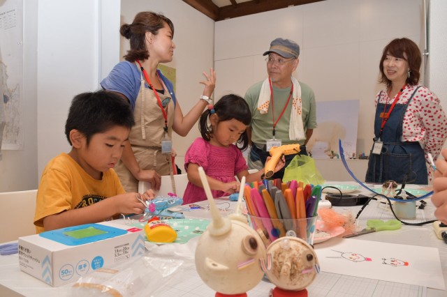 ごみを組み合わせゴミラを作る子どもたち＝伊東市八幡野のりんがふらんか城ケ崎文化資料館