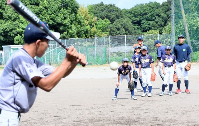 野球教室でノック練習する伊豆総合高野球部と地元少年野球チームの選手ら＝伊豆総合高グラウンド