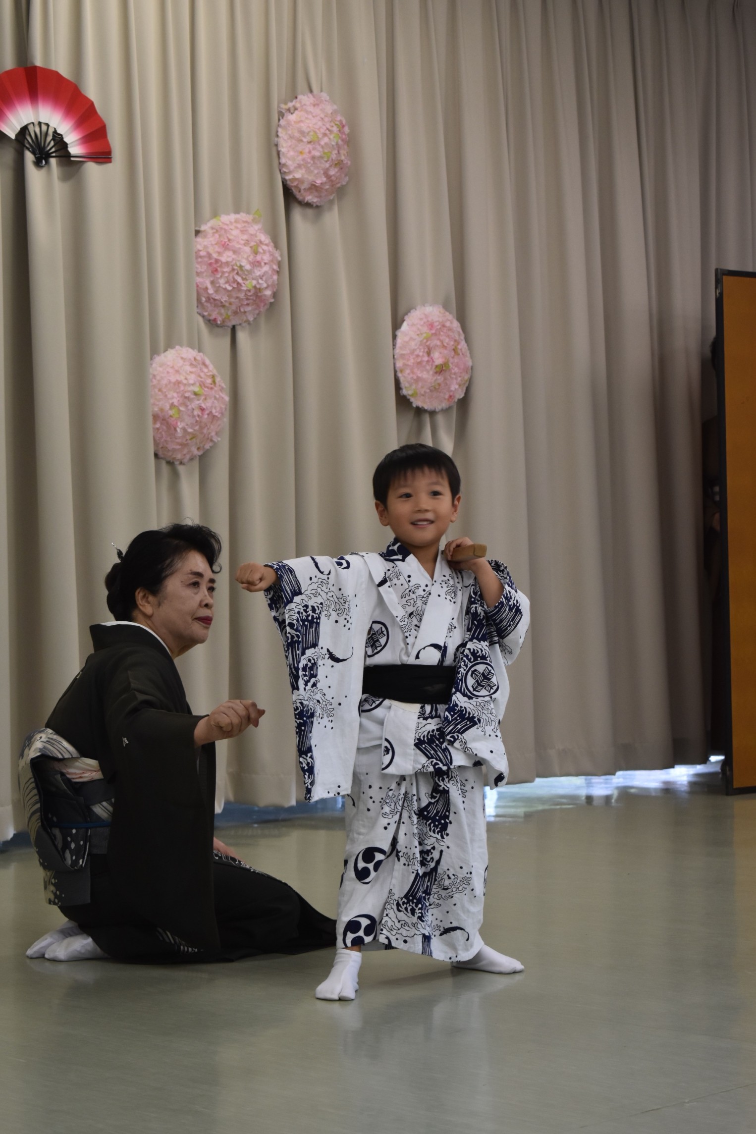 初舞台で「金太郎」を披露する吉岡航ちゃん＝東伊豆町の奈良本区公民館
