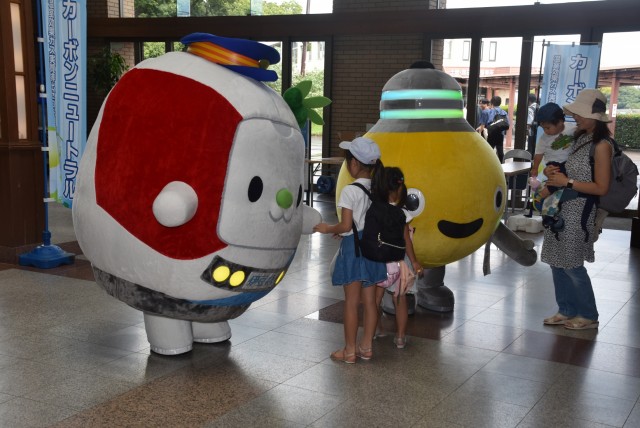 観光客を出迎える「いずきゅん」（左）と「てるまる」＝伊東市の伊豆急伊豆高原駅