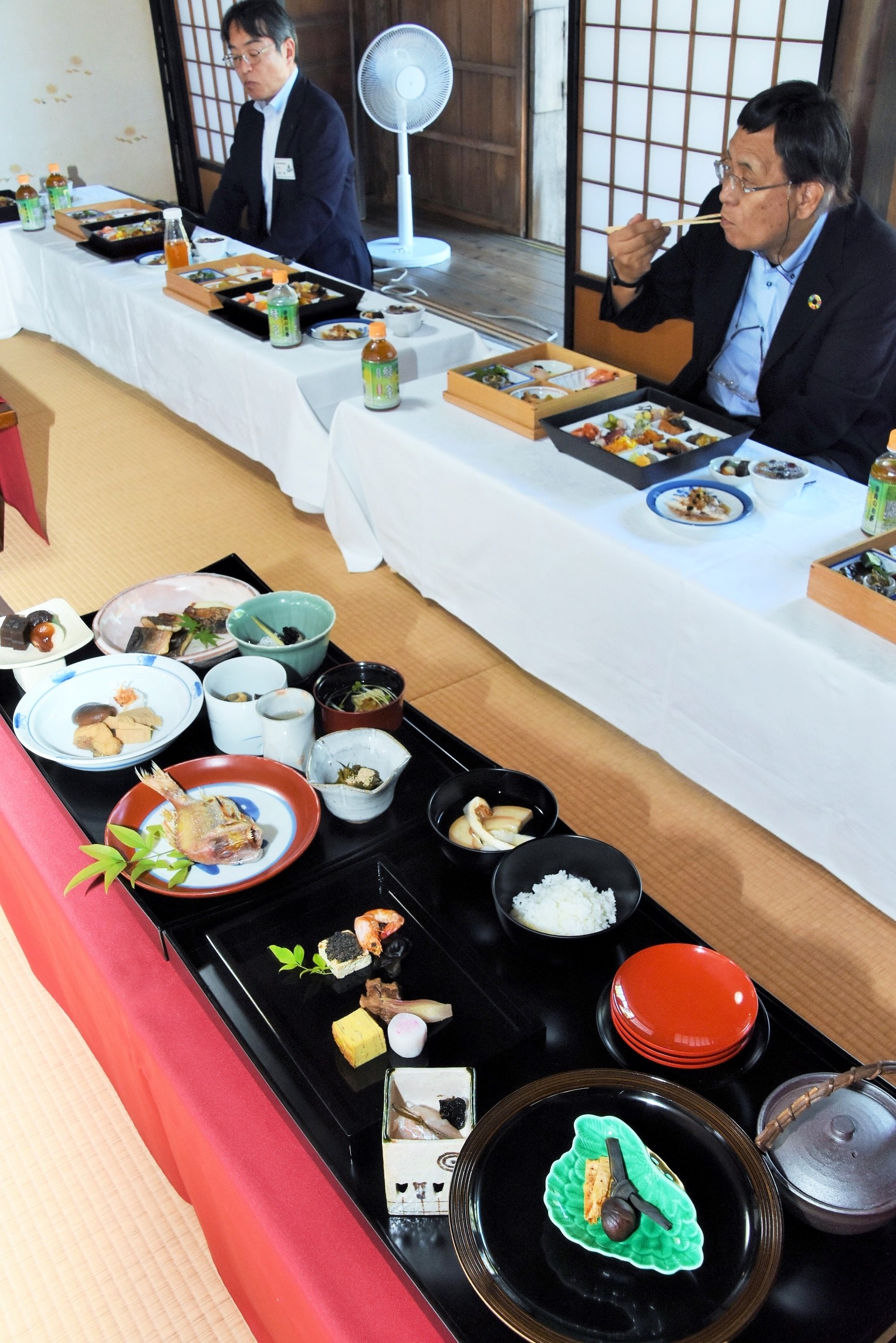 再現された江戸時代の料理を試食する五条堀会長（右）ら＝伊豆の国市韮山の江川邸