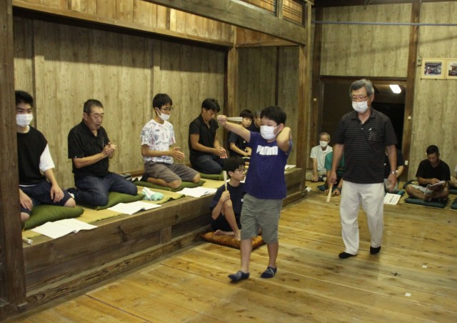 ４年ぶりの奉納に向けて三番叟の練習に励む出演者＝伊豆の国市三福の熊野神社