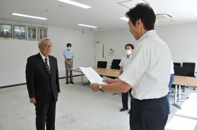 斉藤市長（右）から辞令を受ける大舘さん＝熱海市役所