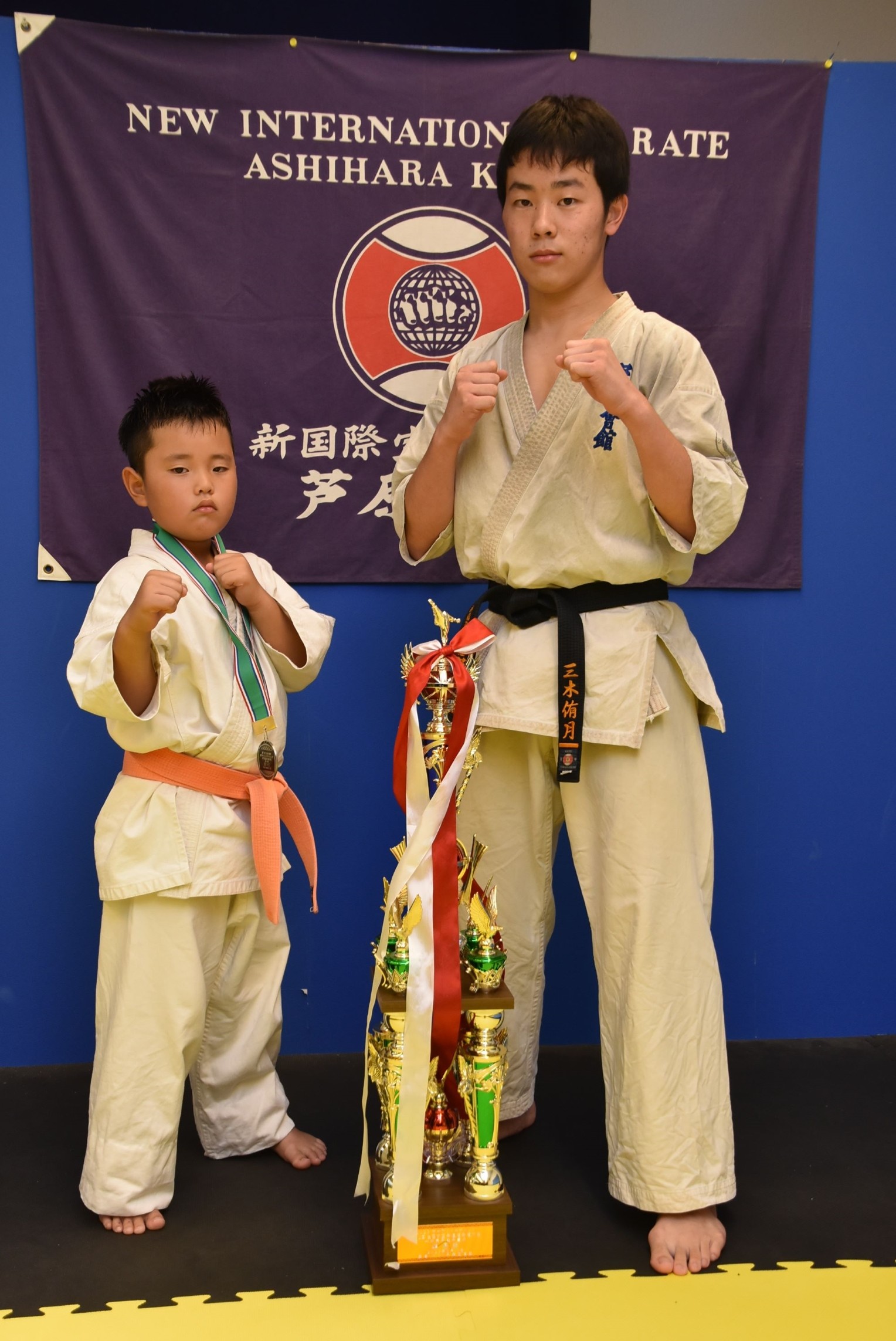 大会で好成績を収めた斎藤さん（左）と三木さん＝伊東市玖須美元和田