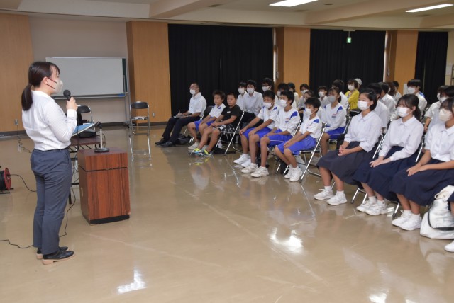 松本さん（左）の話を聞く中学生ら＝伊東市の宇佐美コミュニティセンター