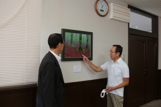 町長室に飾られた自分の作品を確認する鳥沢さん（右）＝河津町役場