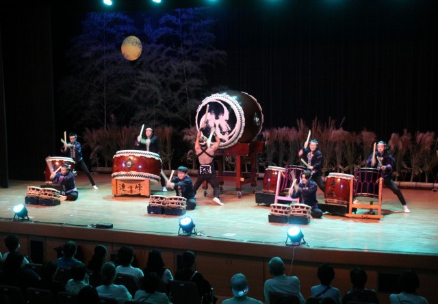 お月見コンサートで力強い演奏を披露する天城連峰太鼓ジュニアのメンバー＝伊豆市の天城会館