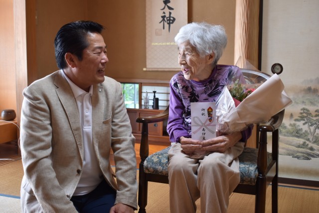 岡部町長（左）と笑顔で話す関本さん＝南伊豆町手石