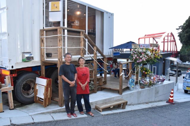 伊豆山の復興を願いカフェをオープンした飯塚さん（左）と店長の松尾さん＝熱海市の伊豆山港