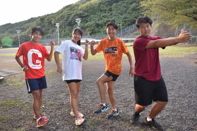 県新人選手権で上位入賞し東海大会進出を決めた（左から）山本さん、中西さん、八代さん、斎藤さん＝稲取高