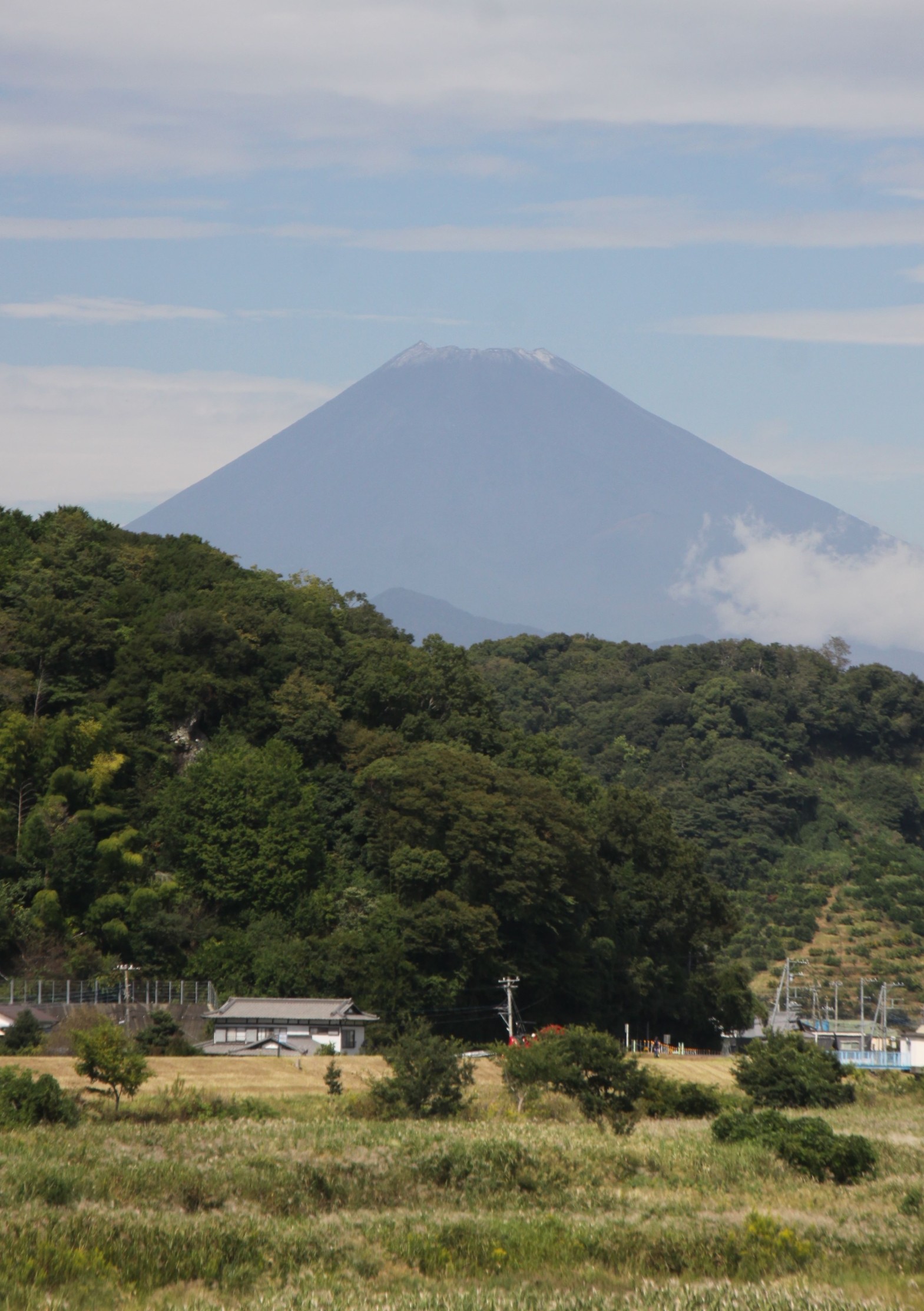 初冠雪した富士山＝伊豆の国市神島
