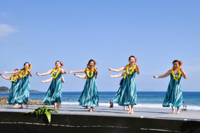 「アロハシャワー２０２３」でダンスを披露するフラガール＝下田市の吉佐美大浜海岸（３０日）