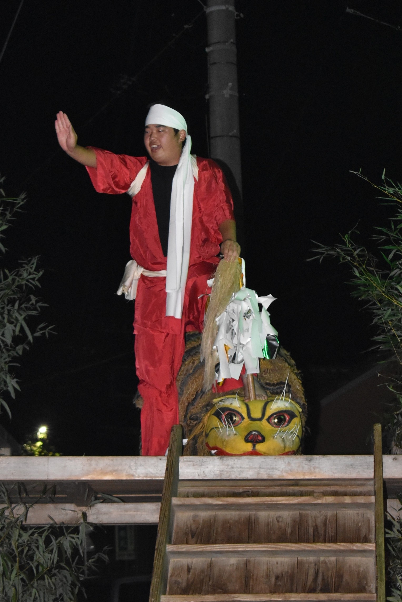 ４年ぶりに奉納上演された「小稲の虎舞」で、虎を生け捕りにする和藤内＝南伊豆町の小稲海岸（２７日）