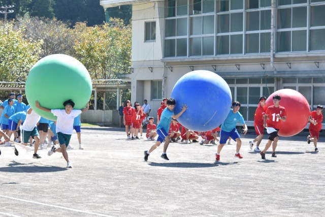 下田高南伊豆分校の体育大会で、メディシンボールに取り組む３学年の生徒＝南伊豆町の同校（２９日）
