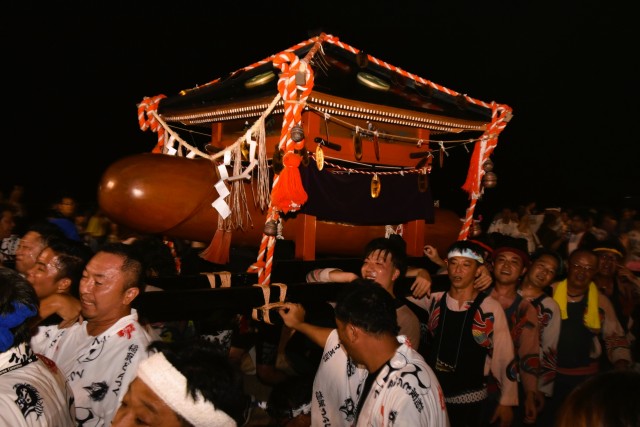 ５年ぶりに復活した「どんつく祭」でみこしを担ぐ若衆ら＝東伊豆町稲取（３０日）