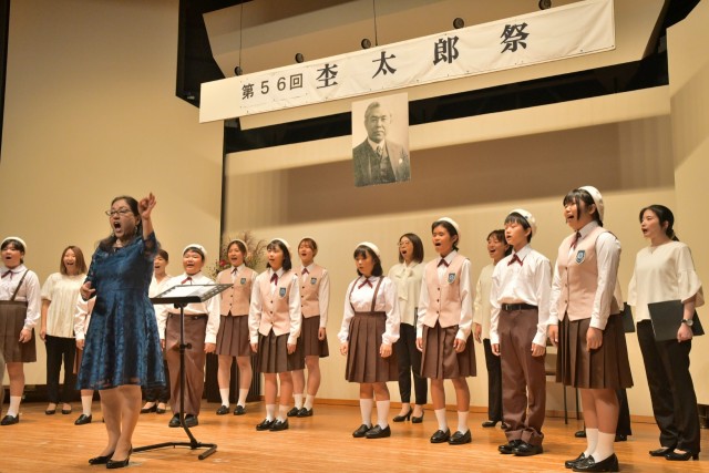 第５６回「杢太郎祭」で、杢太郎が作詞した伊東小校歌を高らかに歌い上げる伊東市少年少女合唱団と合唱団ＫＡＮＯＮのメンバー＝同市桜木町のひぐらし会館（１日）