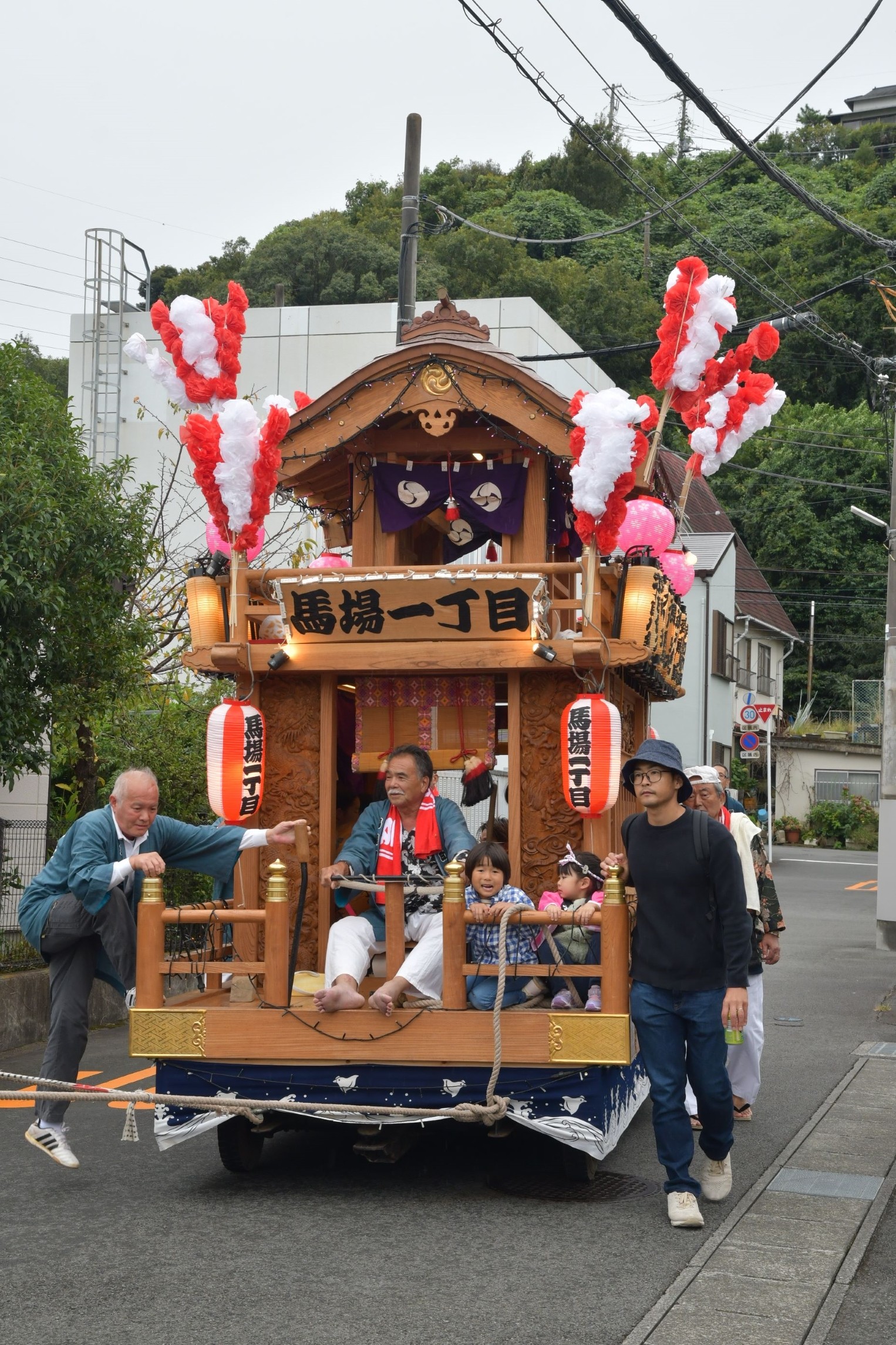 葛見神社の例祭で地区を巡行する馬場一丁目の山車＝伊東市湯田町