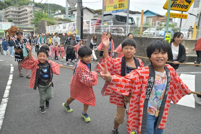 鹿島神社の例祭で元気いっぱいに山車を引っ張る湯川六丁目の子どもたち＝伊東市湯川