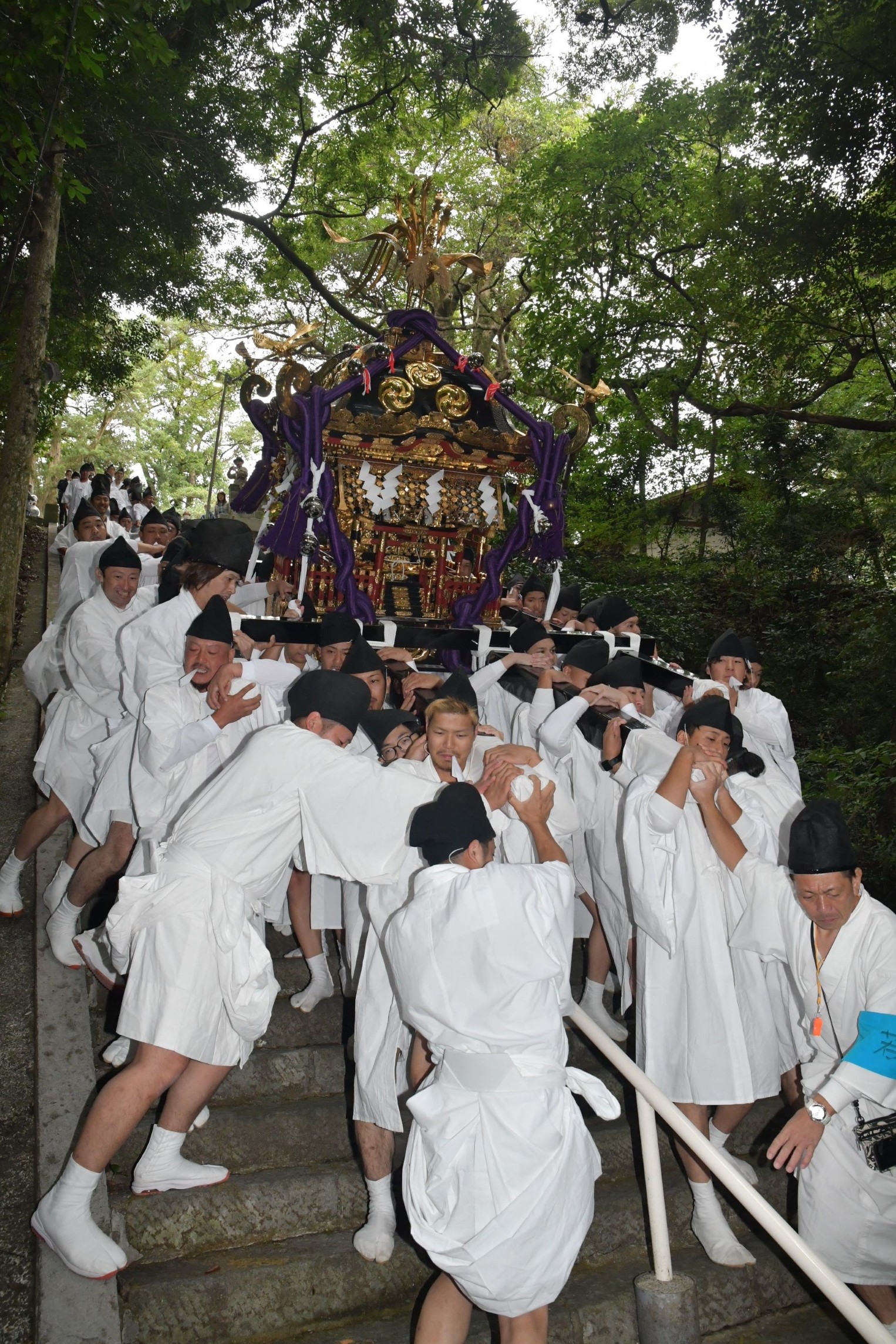 急な参道の階段でみこしを一気に担ぎ下ろす若衆＝伊東市湯川の鹿島神社