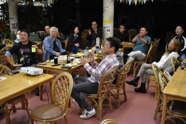 夕食を持ち寄り、日本代表を一緒に応援する来場者＝南伊豆町の下賀茂熱帯植物園