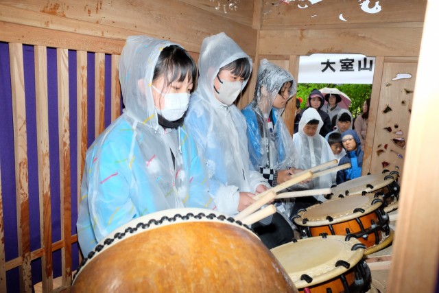 山神社祭典で雨の中かっぱを着込みしゃぎりを演奏する子どもたち＝伊東市池の山神社