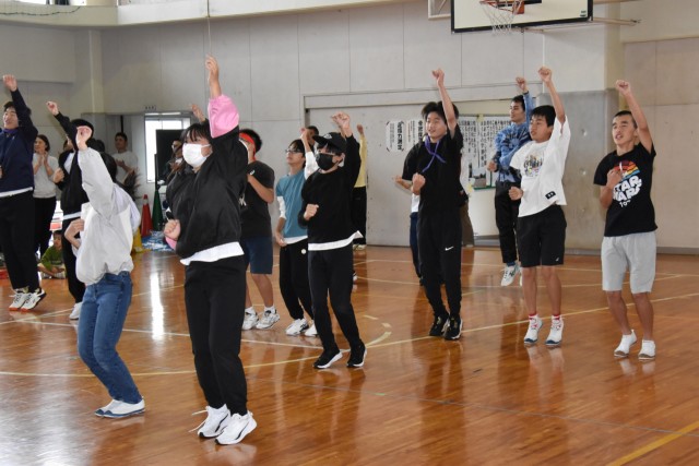ダンスを披露する子どもたち＝熱海市の桃山小体育館