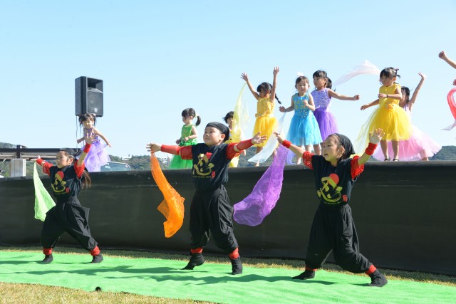 躍動的な踊りを披露するダンス教室の子どもたち＝下田市柿崎のまどが浜海遊公園