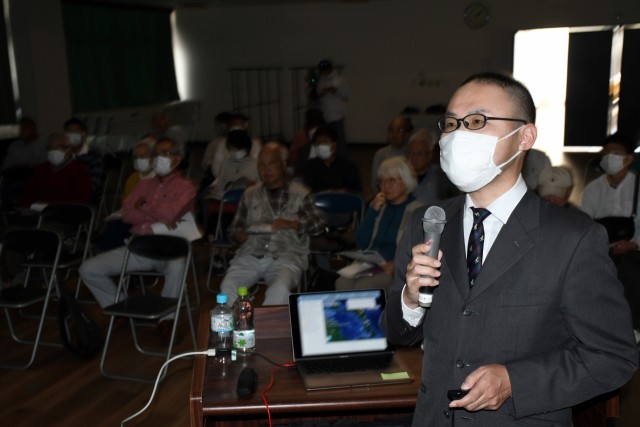 聴衆の前で「新しい伊豆の気象学」と題し講話する野津さん（右）＝伊東市の八幡野コミュニティセンター