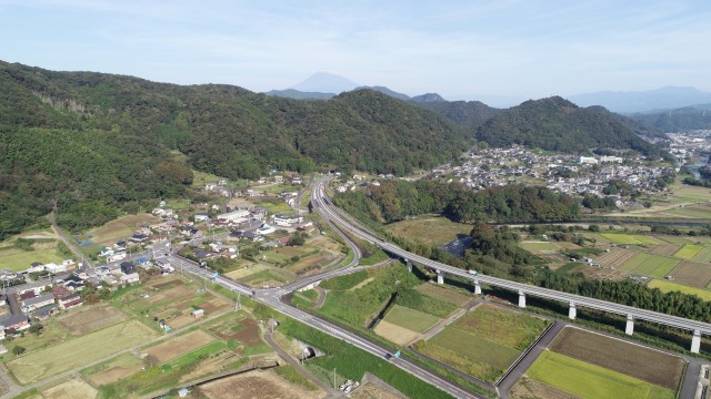 伊豆縦貫道大平ＩＣの向こうにそびえる富士山＝伊豆市