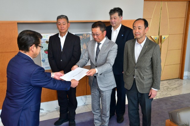 小野市長（左）に提言書を手渡す石井支部長＝伊東市役所