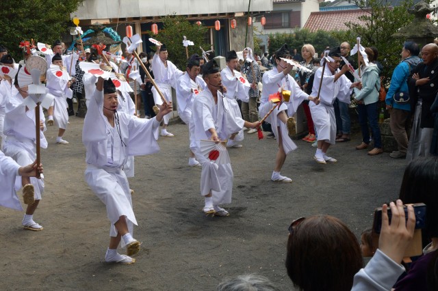 勇壮に鹿島踊りを奉納する保存会のメンバー＝伊東市富戸