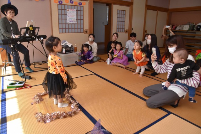 伴奏に合わせ歌を披露する子ども（左から２人目）＝伊東市の玖須美温泉会館
