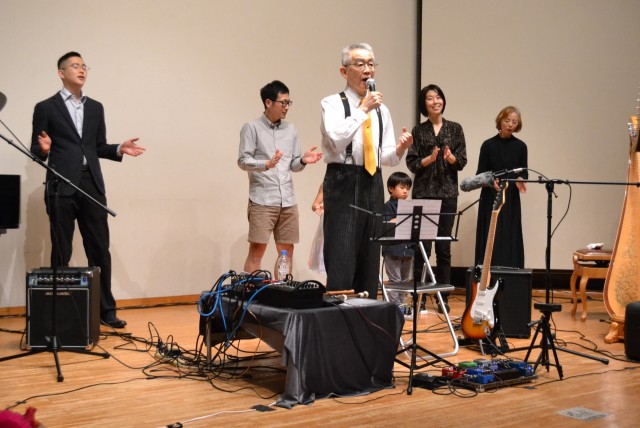 家族と一緒に「若者たち」を熱唱する高橋さん（左から３人目）＝伊東市桜木町のひぐらし会館