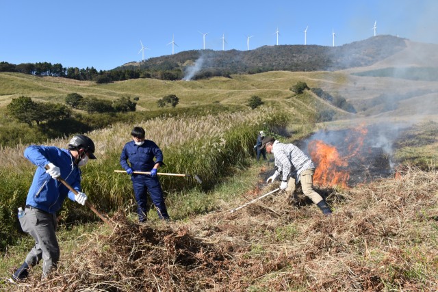 防火線焼きに取り組む観光班のメンバー＝東伊豆町稲取の細野高原