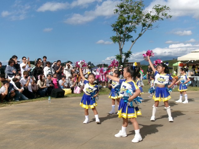 ハロウィーンイベントで人気を集めた子どもたちのダンス＝函南町塚本の川の駅・伊豆ゲートウェイ函南（２２日）