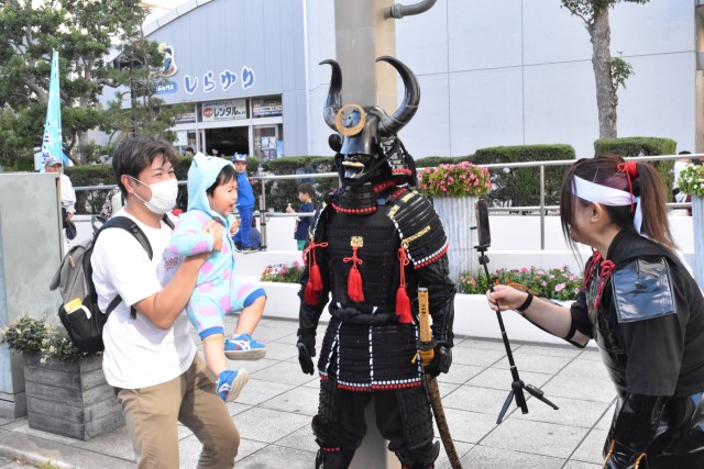 「ハロウィン・パレードｉｎみしま」で武者の仮装の参加者とそれに驚く子ども＝三島市内（２２日）