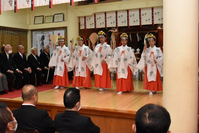 日枝神社の例大祭で浦安の舞を奉納した児童５人＝伊豆の国市長岡（２２日）