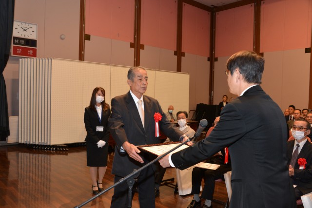 松木市長から表彰状を受ける有功表彰受賞者（左）＝下田市民文化会館