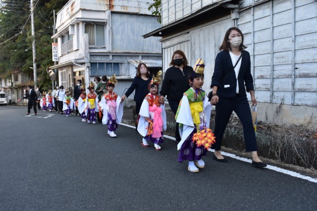 きらびやかな衣装で町内を練り歩く子どもたち＝西伊豆町田子