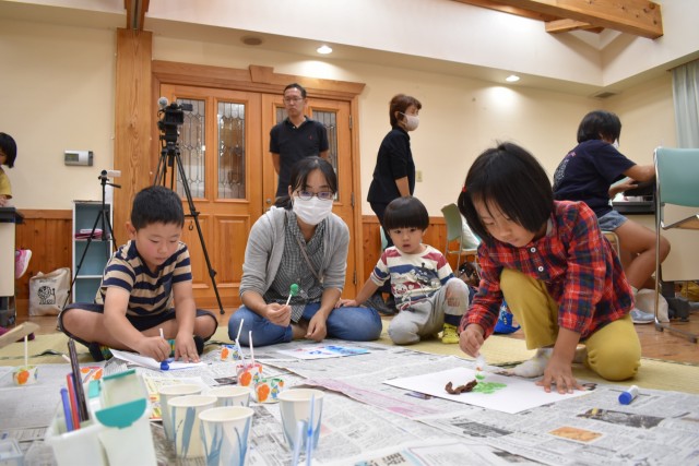 読み聞かせボランティアグループ「かつら文庫」の２５周年記念イベントで絵手紙づくりを楽しむ子どもら＝河津町立文化の家（２８日）
