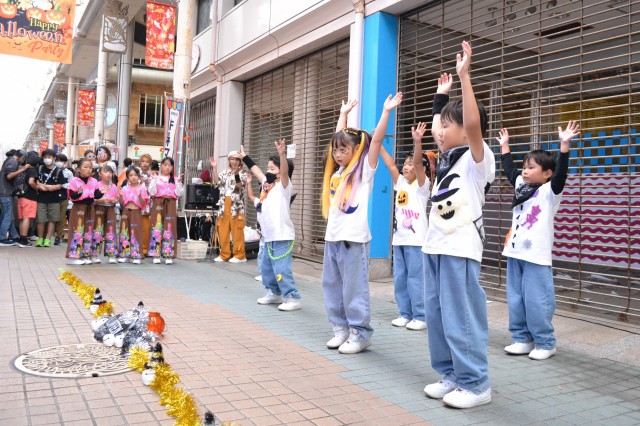 サンデーキネマーケットでダンスを披露する市内のダンススクール「ＦＵＮ　ＤＲＥＡＭ」の子どもたち＝伊東市松川町のキネマ通り（２９日）
