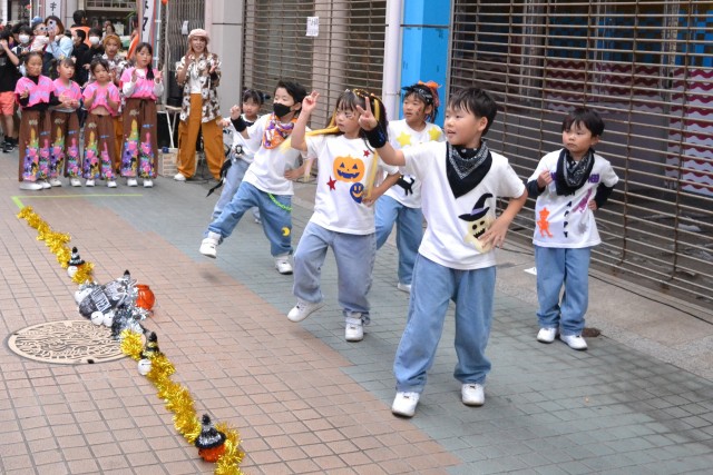 サンデーキネマーケットでダンスを披露する市内のダンススクール「ＦＵＮ　ＤＲＥＡＭ」の子どもたち＝伊東市松川町のキネマ通り（２９日）