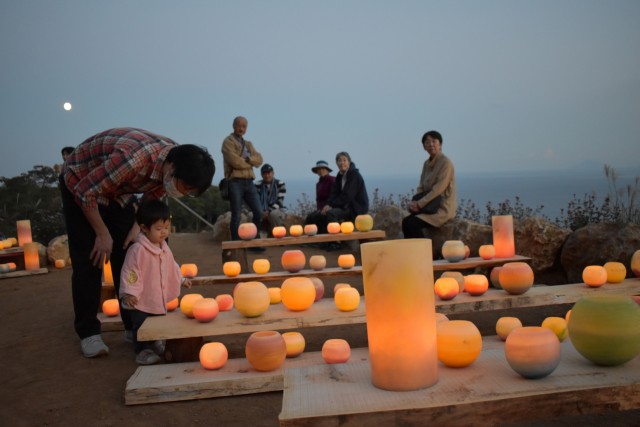 私設植物園のイベントで明かりをともしたキャンドルを眺める親子ら＝河津町浜の伊藤植物園（２８日）