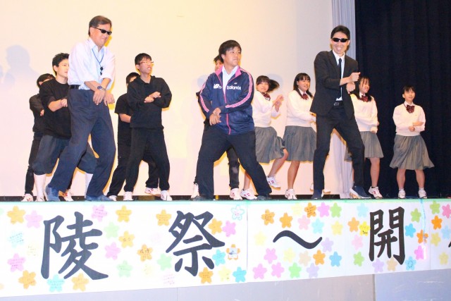 学校祭のステージ発表でダンスを披露する教諭と生徒＝熱海市の熱高高（２７日）
