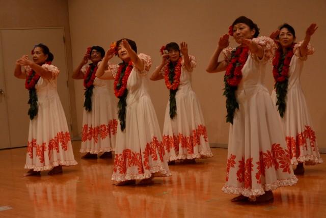 市民文化祭のフラダンス発表会で踊りを披露する参加者＝熱海市の南熱海マリンホール（３日）