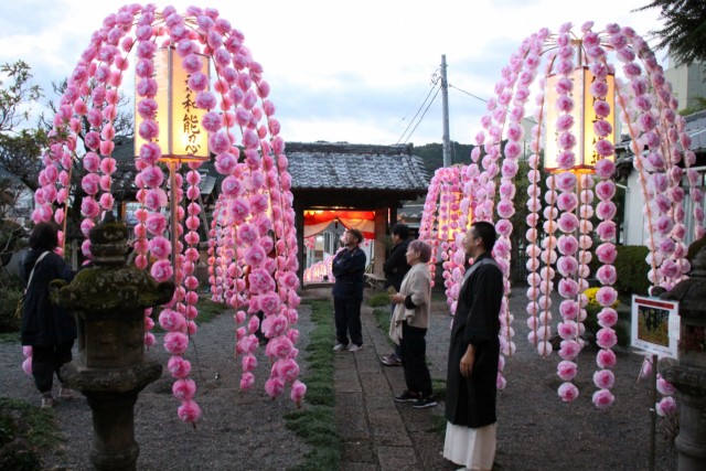 お会式にあわせて境内に設置された花飾り＝伊豆の国市大仁の龍源寺